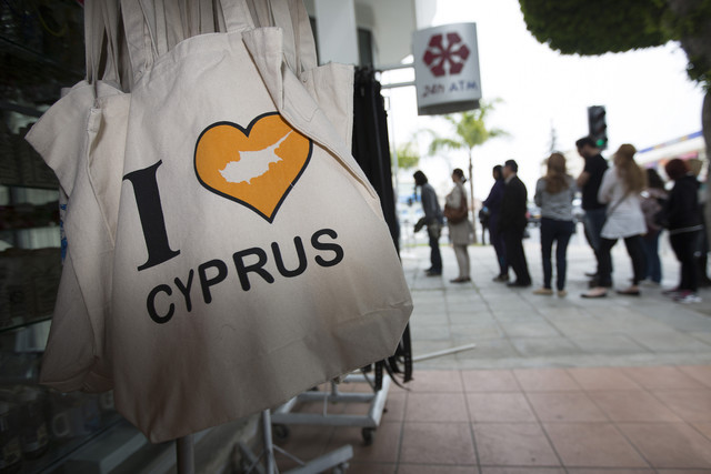 Μέρκελ: Θελουμε την Κύπρο αλλά… μισοπεθαμένη