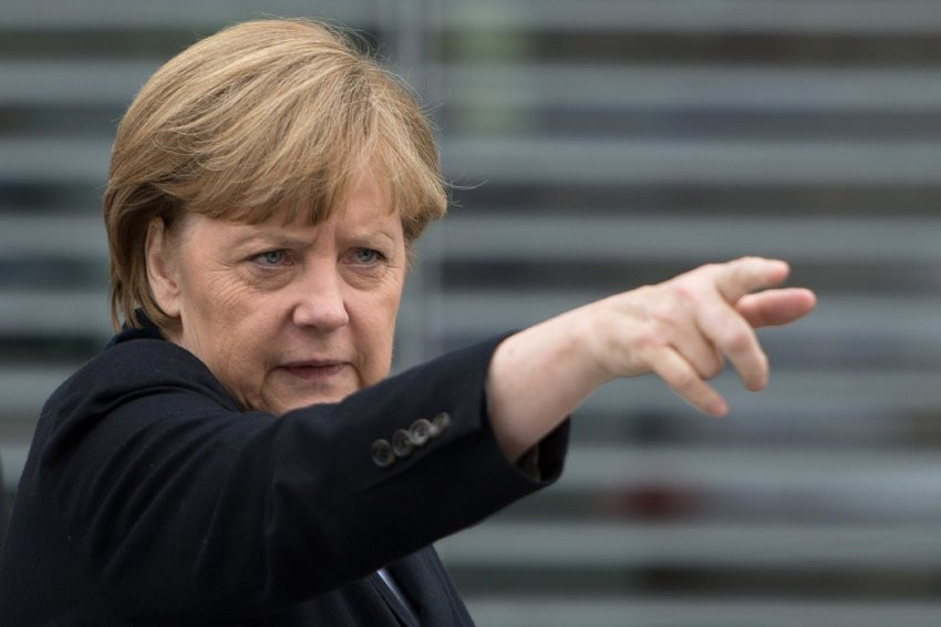 Spiegel: Έξω φρενών η Μέρκελ, φοβάται κίνδυνο ντόμινο στην ευρωζώνη