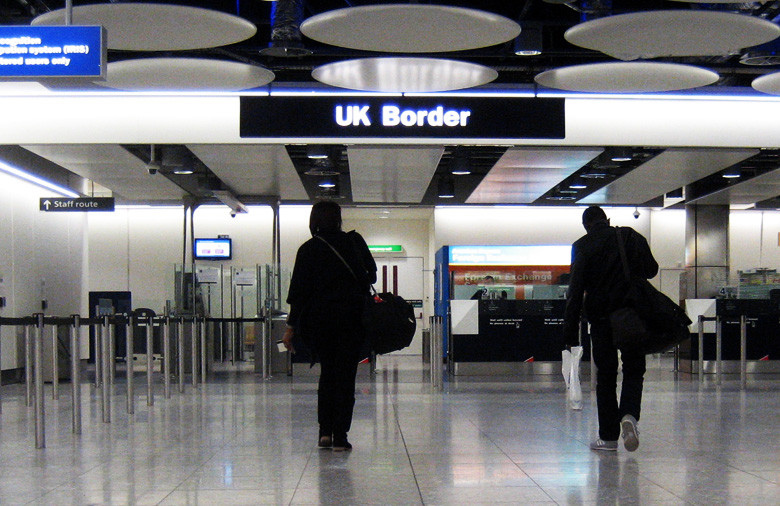 Μέτρα για περιορισμό μεταναστών προωθεί η Βρετανία