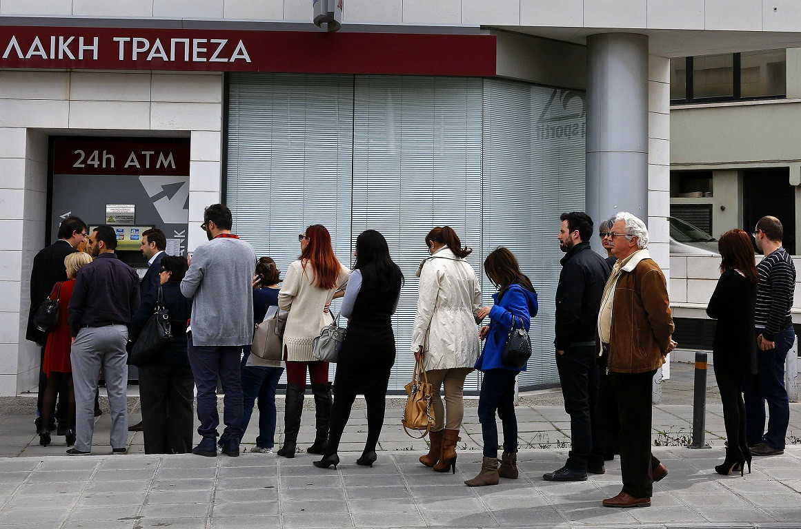 Reuters: Εκροή εκατομμυρίων από τις κλειστές κυπριακές τράπεζες