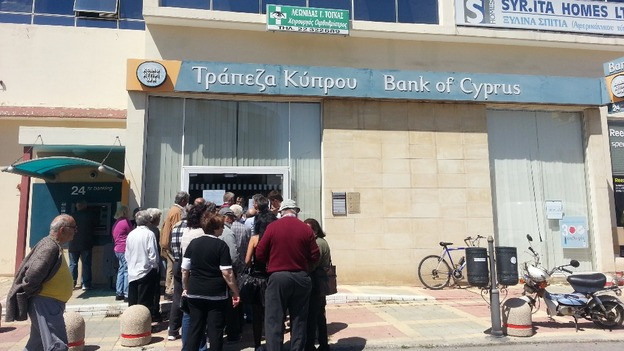Άνοιξαν οι κυπριακές τράπεζες – Σε επιφυλακή η αστυνομία