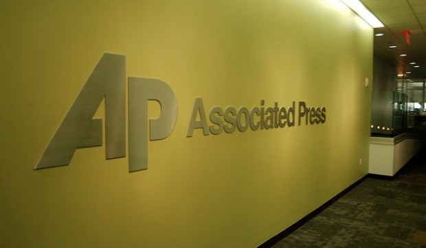 Το Associated Press απαγορεύει την χρήση του όρου «λαθρομετανάστης»
