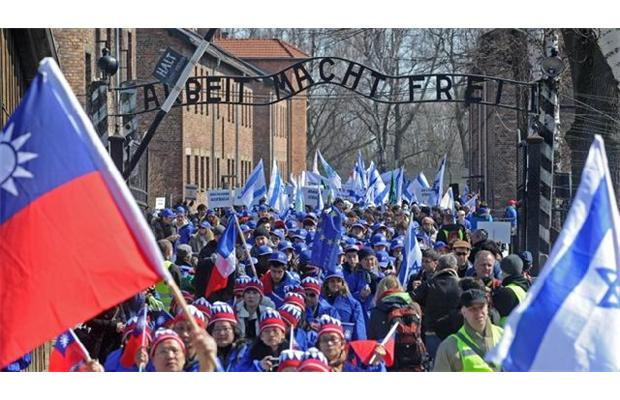 Xιλιάδες στην Πορεία των Ζωντανών στο Άουσβιτς