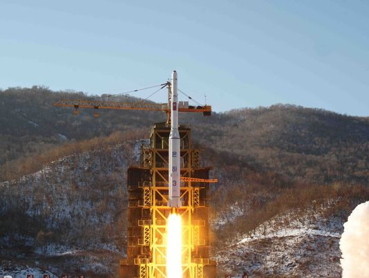 Πύραυλοι της Βόρειας Κορέας στράφηκαν προς τον ουρανό