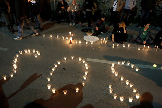 Tvxs Φωτορεπορτάζ: Με κεριά για τους δύο συλληφθέντες της Ιερισσού