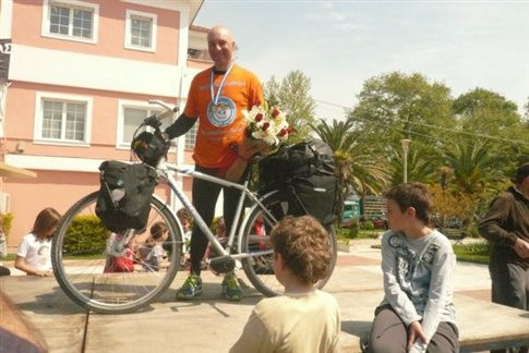 Διέσχισε την Ευρώπη με ποδήλατο για το «Χαμόγελο του Παιδιού»