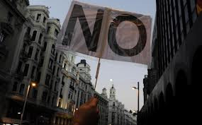 Διαδηλωτές περικύκλωσαν το ισπανικό κοινοβούλιο
