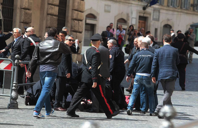 Πυροβολισμοί και ορκωμοσίες στην Ιταλία