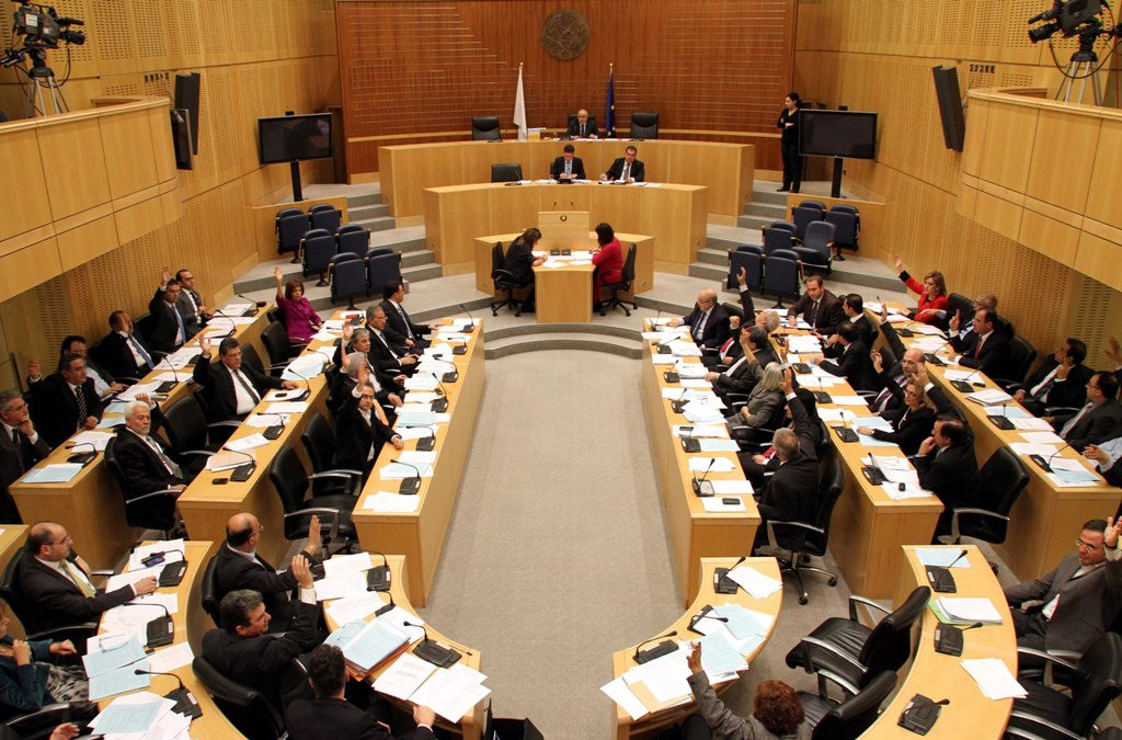 Η κυπριακή Βουλή ψηφίζει για Μνημόνιο και δανειακή σύμβαση