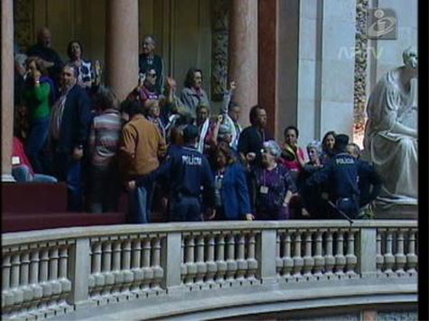 Πορτογαλία: Συνταξιούχοι τραγουδούν το Grandola Vila Morena στη Βουλή