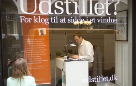 Άνεργοι εκτίθενται σε βιτρίνα στην Κοπεγχάγη