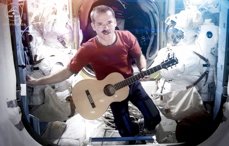 Αστροναύτης τραγουδά Μπάουι στο διάστημα
