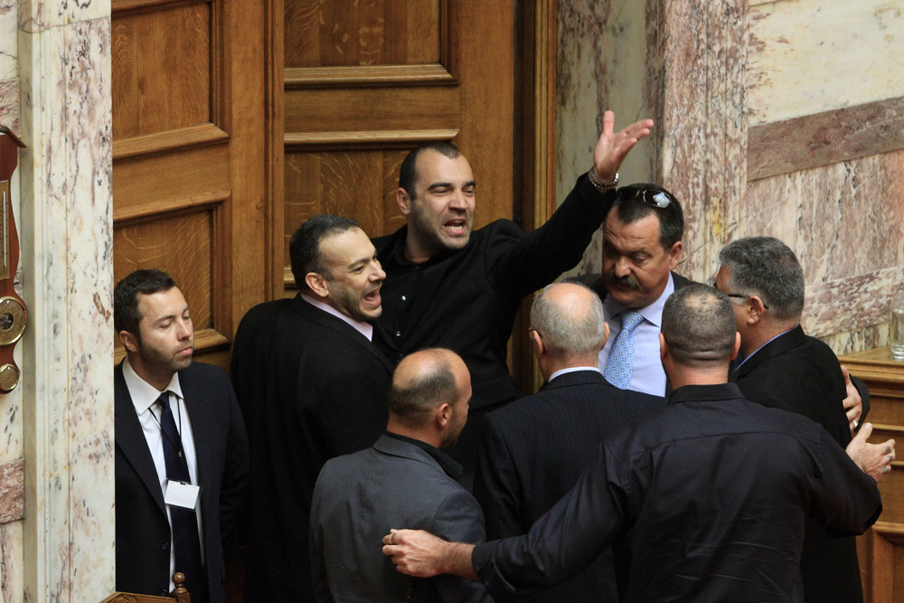 Φώναξαν «heil Hitler» μέσα στη Βουλή