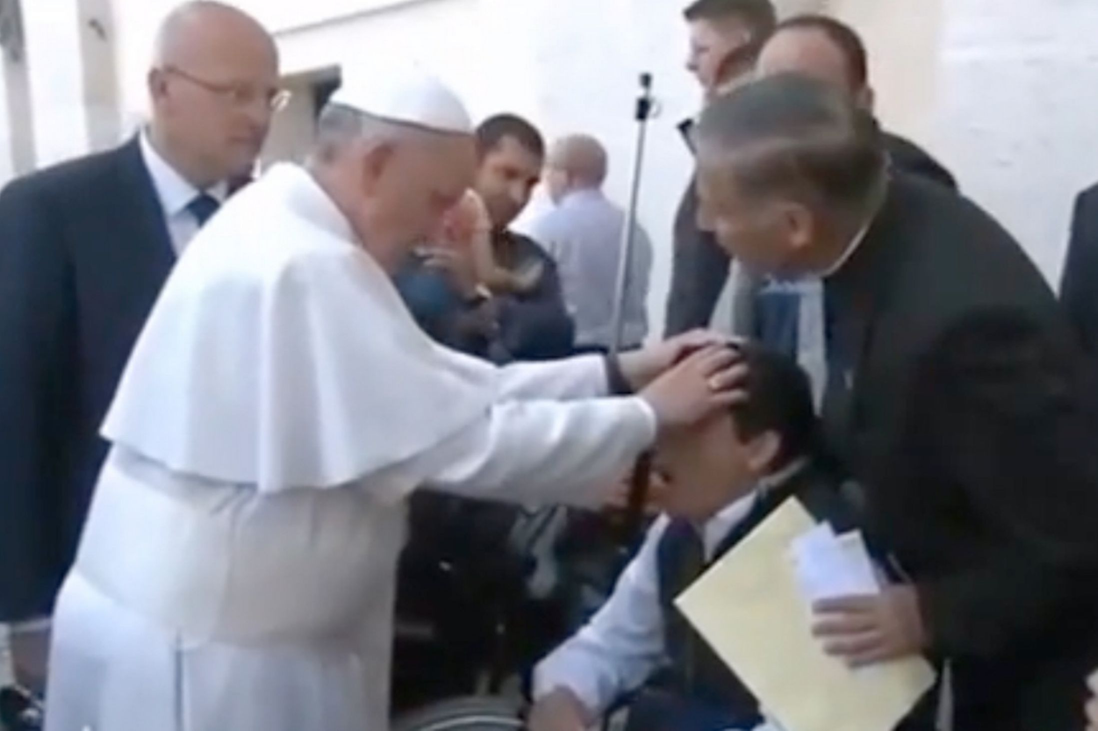 Σάλος με βίντεο που «δείχνει τον Πάπα να κάνει εξορκισμό»
