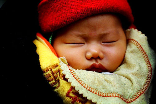 Κίνα: Εγκατέλειψαν νεογέννητο μωράκι σε υπόνομο (Bίντεο από τη διάσωση)