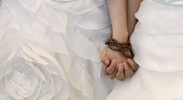 Συναγερμός στη Γαλλία για τον πρώτο γάμο ομοφυλόφιλων