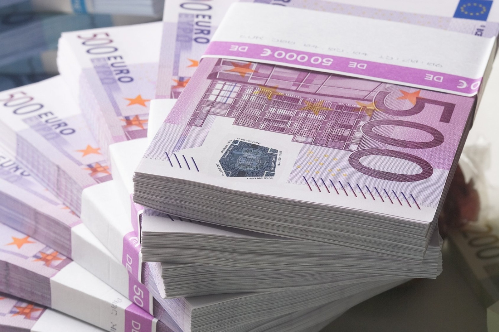 Εκροή 1,7 δισ. ευρώ από τις ελληνικές τράπεζες τον Απρίλιο