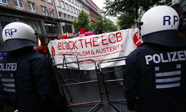 Χιλιάδες Ευρωπαίοι δίνουν ραντεβού στην «πολιορκία της ΕΚΤ»