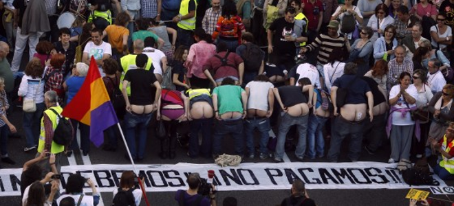 Ισπανία: Νεαροί δείχνουν τα οπίσθια τους στην τρόικα