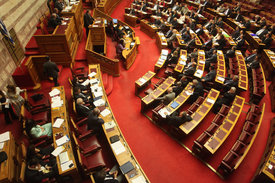 Υποχώρησε η κυβέρνηση στο «κατεπείγον» του ν/σ για τα δάνεια