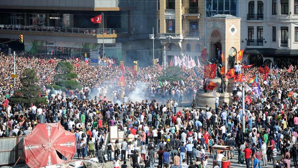 Οι πλατείες του κόσμου, απάντηση στο νεοφιλελεύθερο Ιμπέριουμ, του Κώστα Ήσυχου