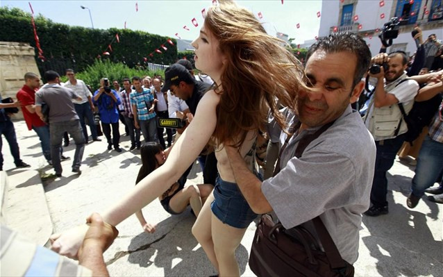 Με ένταση και… αναβολή ξεκίνησε η δίκη των Femen στην Τυνησία