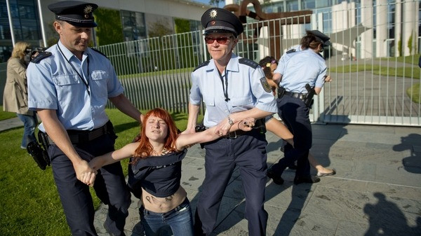 Femen συνελήφθησαν έξω από τη γερμανική καγκελαρία