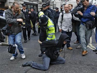 Σε αστυνομικό κλοιό οι αντικαπιταλιστές διαδηλωτές στη Βρετανία