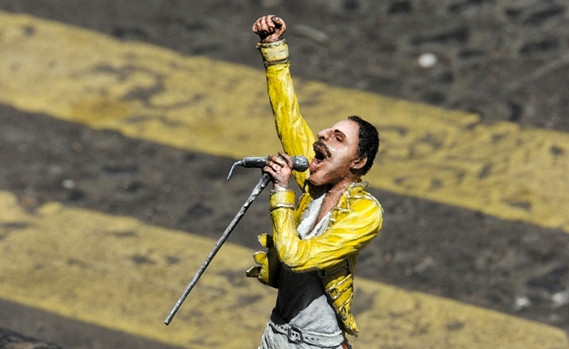 O Freddie Mercury γίνεται αγαλματίδιο ως πρόσφυγας (φωτογραφίες)