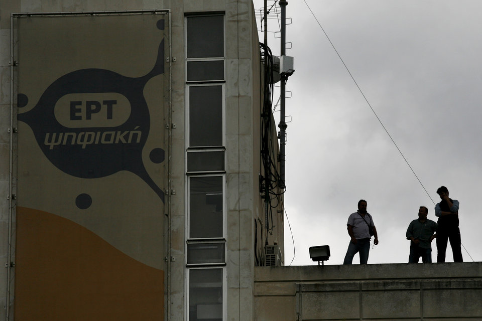 Έκοψαν και τα τηλέφωνα στην ΕΡΤ