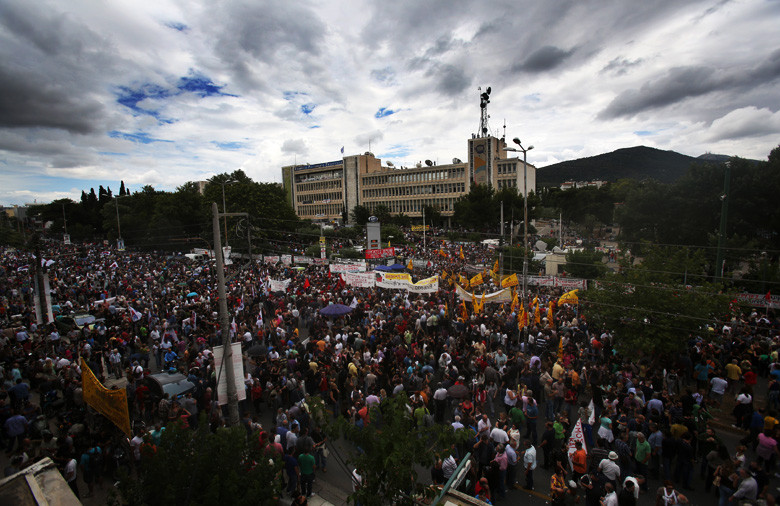 Occupy ΕΡΤ: Χιλιάδες διαδηλωτές στο Ραδιομέγαρο