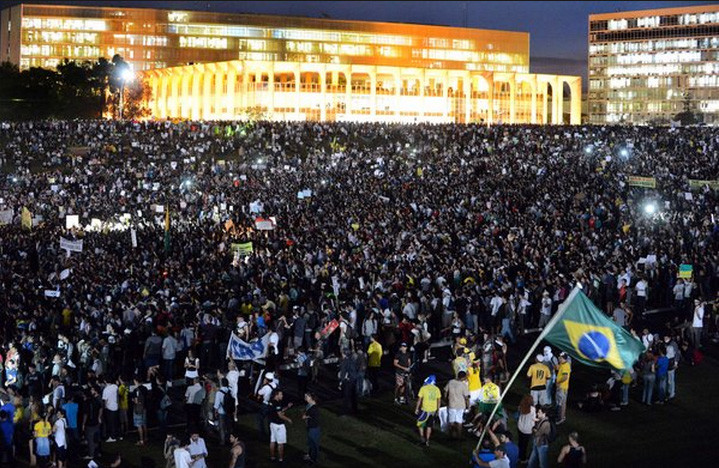 Γιγαντώνονται οι διαδηλώσεις στη Βραζιλία – Ένας νεκρός