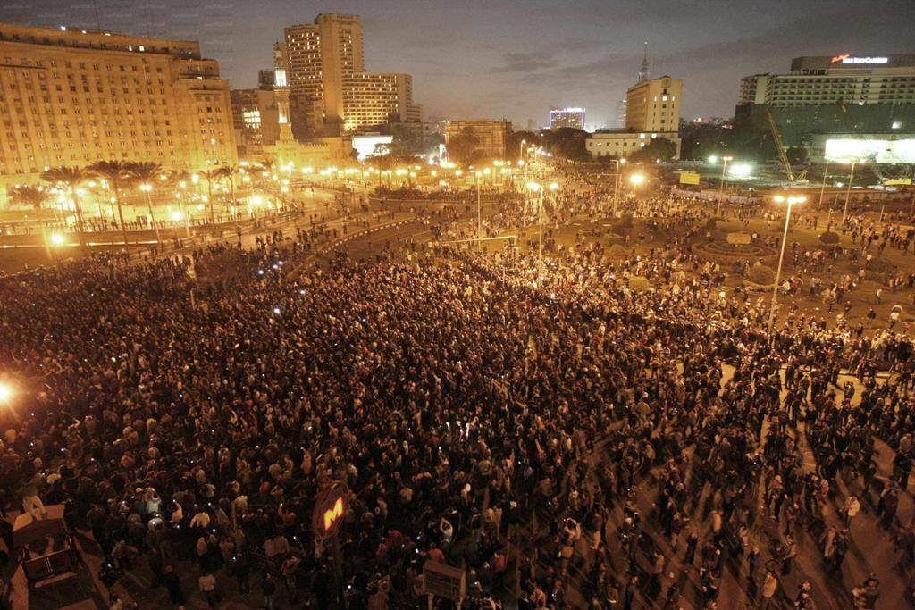 Εκατοντάδες χιλιάδες διαδηλωτές στην πλατεία Ταχρίρ κατά του Μόρσι