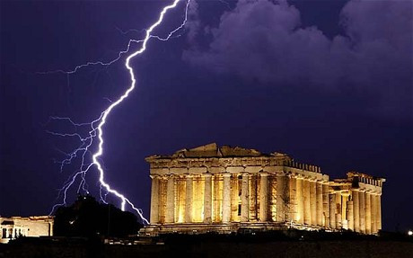 Spiegel: Ένα νέο κούρεμα του ελληνικού χρέους «μοιάζει αναπόφευκτο»