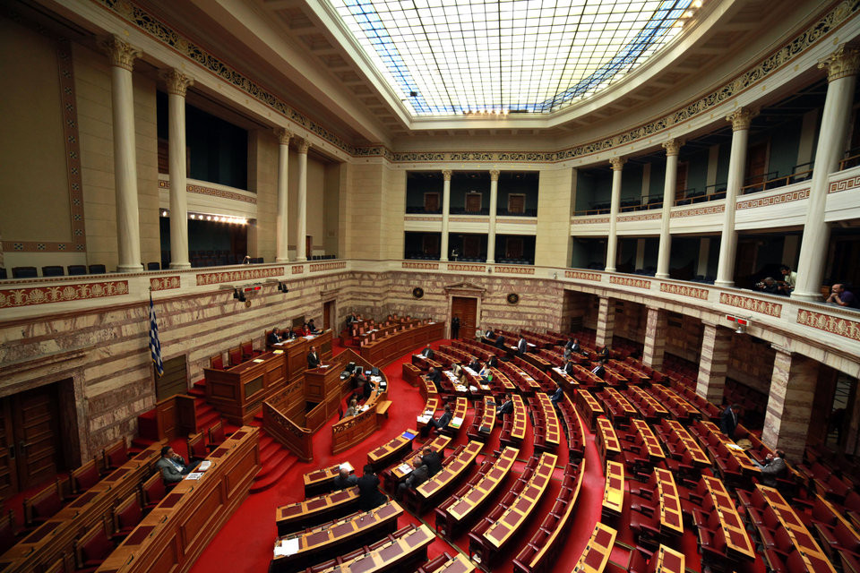 Στη Βουλή το πολυνομοσχέδιο που φέρνει απολύσεις στο Δημόσιο