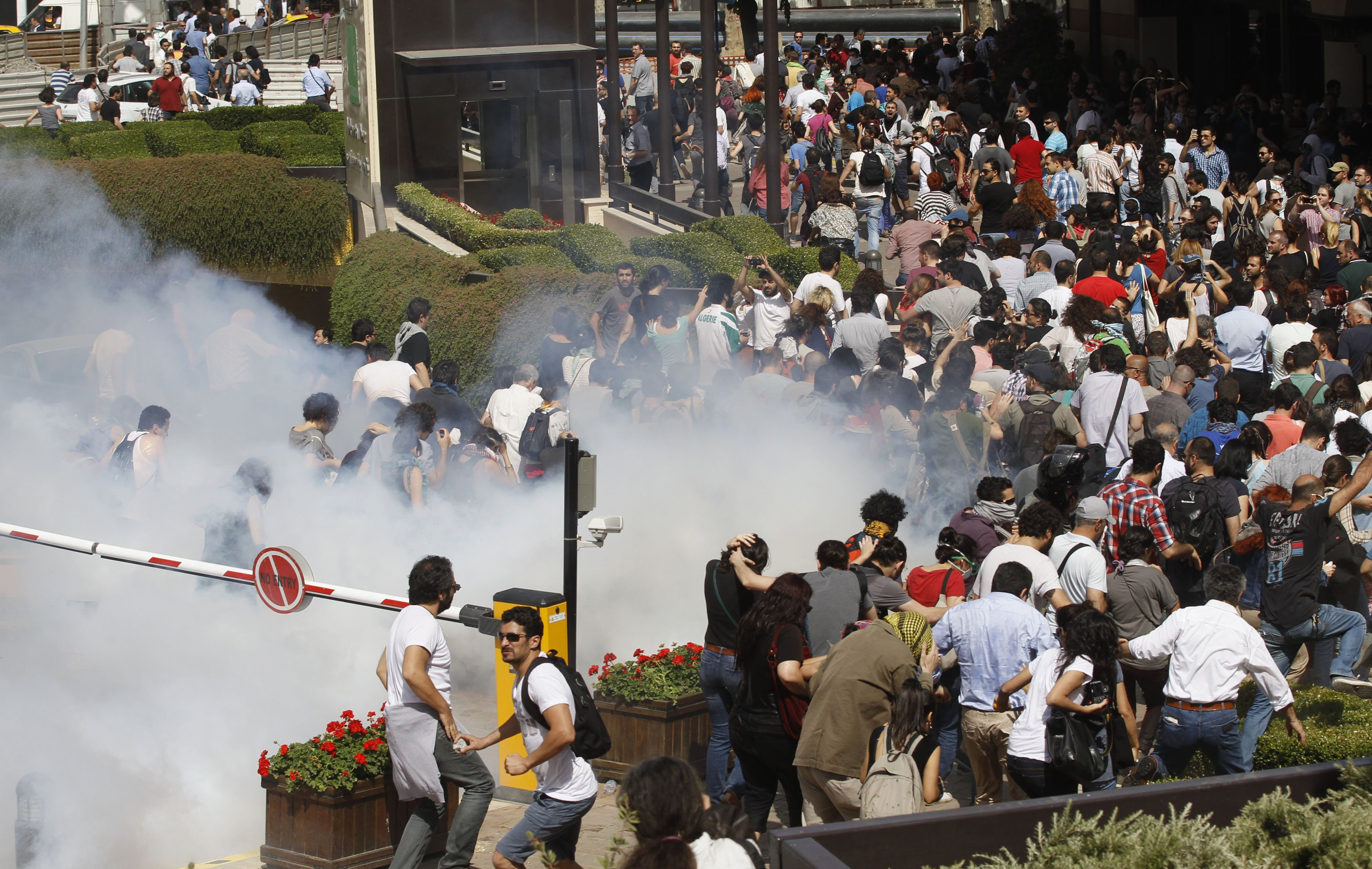 Αντλίες νερού και δακρυγόνα κατά διαδηλωτών στο πάρκο Γκεζί