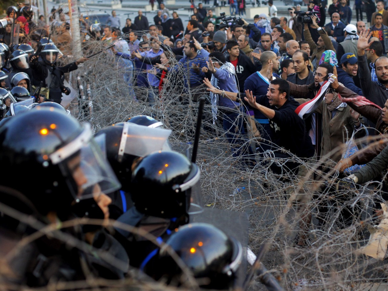 Νέα νύχτα έντασης με νεκρούς και τραυματίες στο Κάιρο