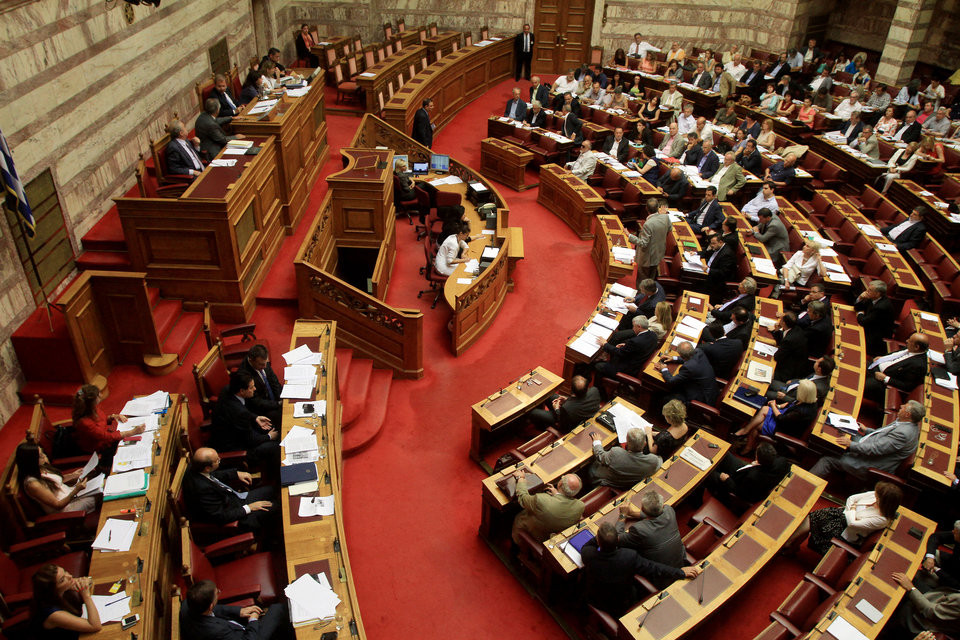 Υψηλοί τόνοι στη Βουλή για το πολυνομοσχέδιο (Βίντεο)