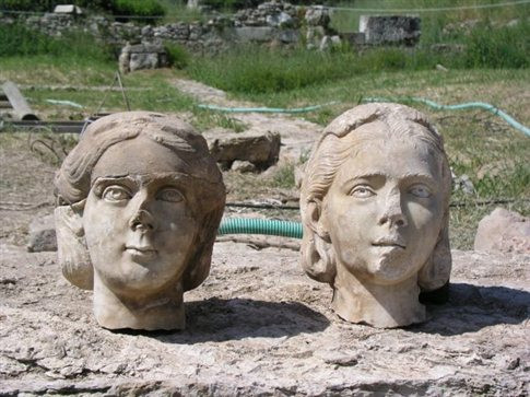 Μαρμάρινες γυναικείες κεφαλές του 3ου αιώνα βρέθηκαν σε πηγάδι στον Κεραμεικό