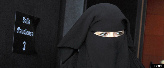 Επεισόδια στο Παρίσι με αφορμή έλεγχο γυναίκας που φορούσε μπούρκα