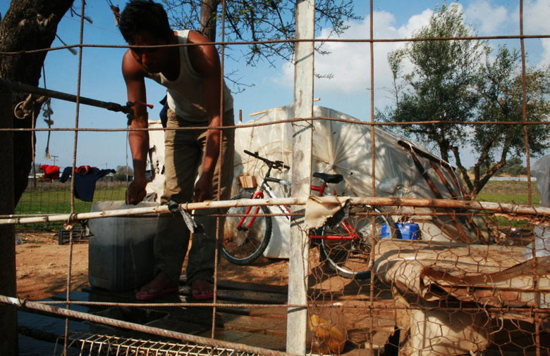 Χωρίς νερό και ρεύμα οι εργάτες στη Μανωλάδα