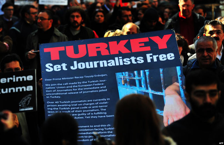 Δημοσιογράφοι στην Τουρκία: Απολύσεις, λογοκρισία, διώξεις