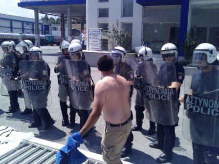 Συγκρούσεις αστυνομικών-κτηνοτρόφων έξω από τη «Δωδώνη»