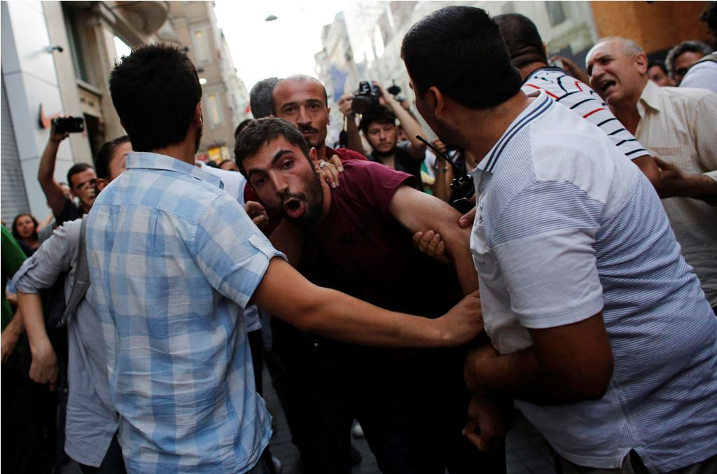 Συλλήψεις και τραυματίες στην πλατεία Ταξίμ