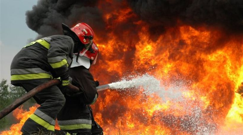 Κόρινθος: Μεγάλη πυρκαγιά σε πευκοδάσος- Απειλούνται σπίτια