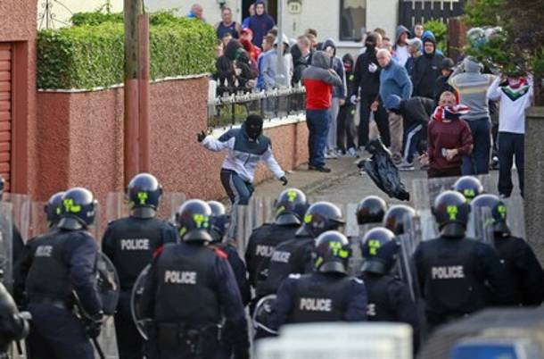 Ιρλανδία: Επεισόδια στο Μπέλφαστ με 26 τραυματίες αστυνομικούς