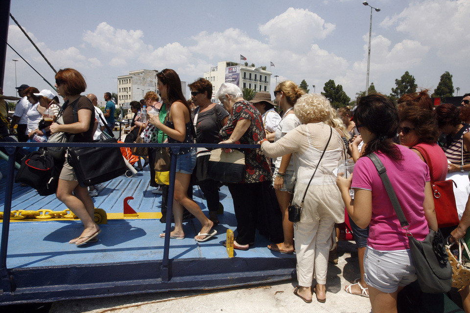 Τουρισμός στην Ελλάδα: Οι χιλιάδες επισκέπτες και η μαύρη εργασία