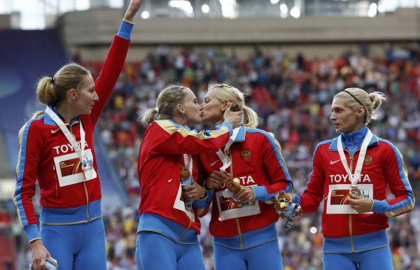 Ρωσίδες αθλήτριες: Το φιλί μας… δεν ήταν διαμαρτυρία