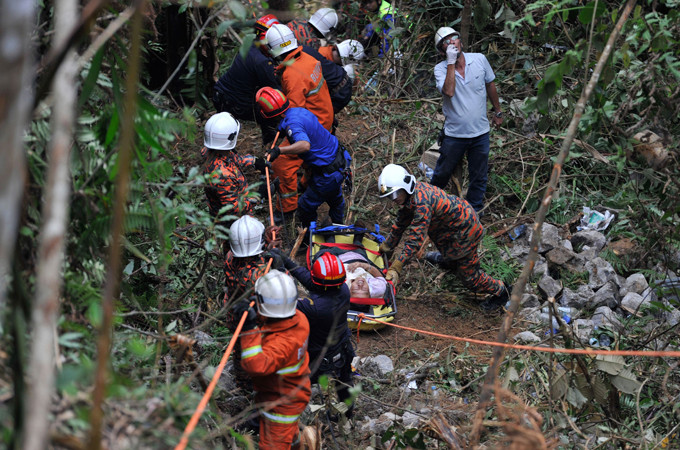 Μαλαισία: Τουλάχιστον 37 νεκροί από πτώση λεωφορείο σε χαράδρα