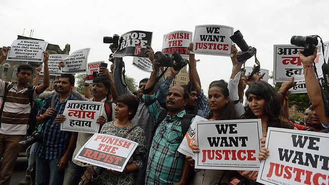 Ινδία: Δύο άτομα συνελήφθησαν για τον ομαδικό βιασμό της φωτορεπόρτερ